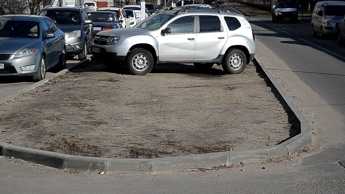Парковка на газоне штраф. Сайт нарушение парковки. Припаркованная машина. Машина фиксации нарушений парковки. Ограничители парковки во дворах москвы.