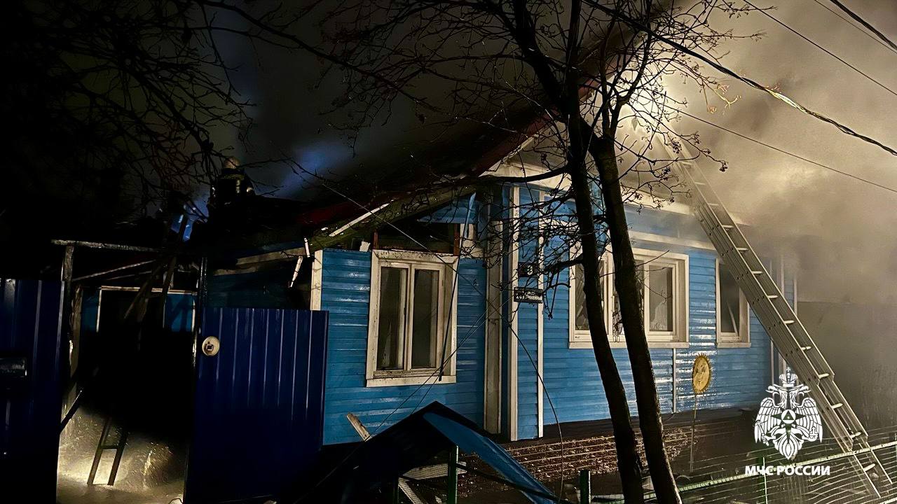 В Твери из-за пожара в гараже сгорел дом Фото: ГУ  МЧС России по Тверской области