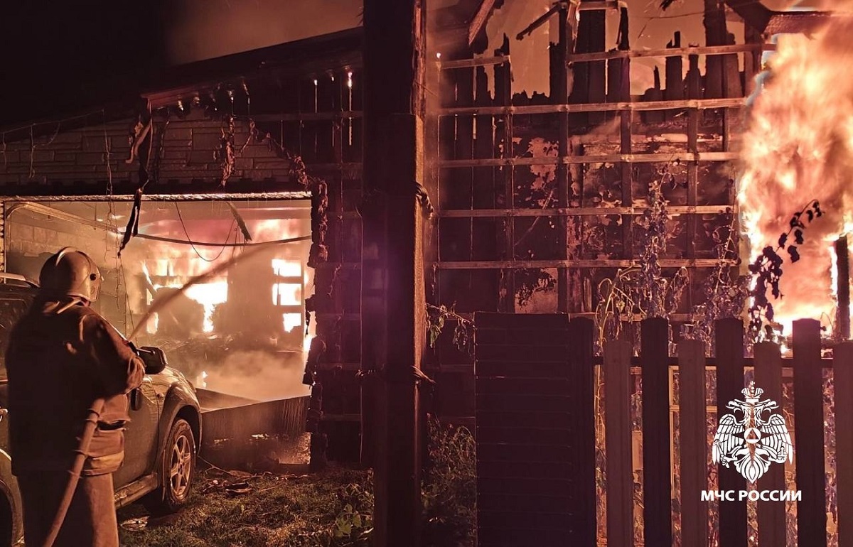 Ночью в Весьегонске тушили жилой дом Фото, видео: МЧС по Тверской области