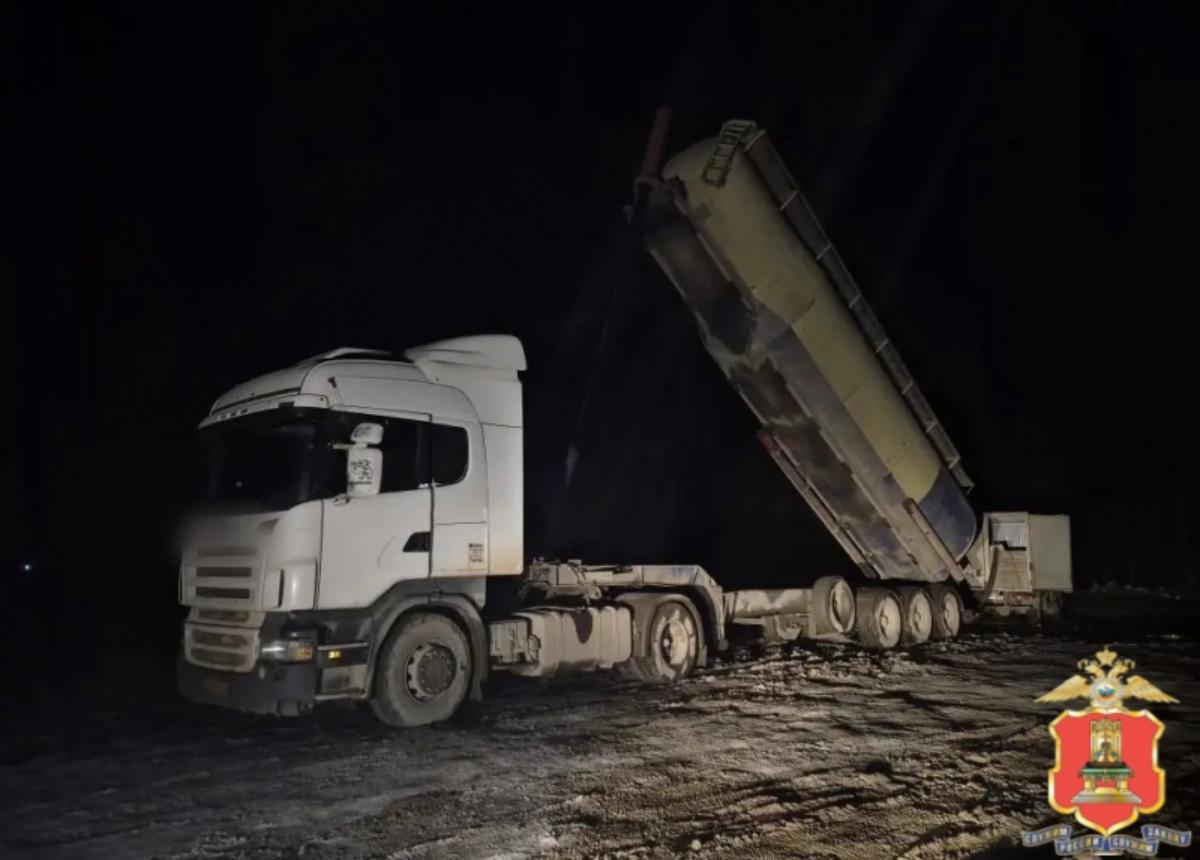 Под Бежецком водитель тайно вывез с предприятия крупную партию комбикорма Фото: УМВД Тверской области