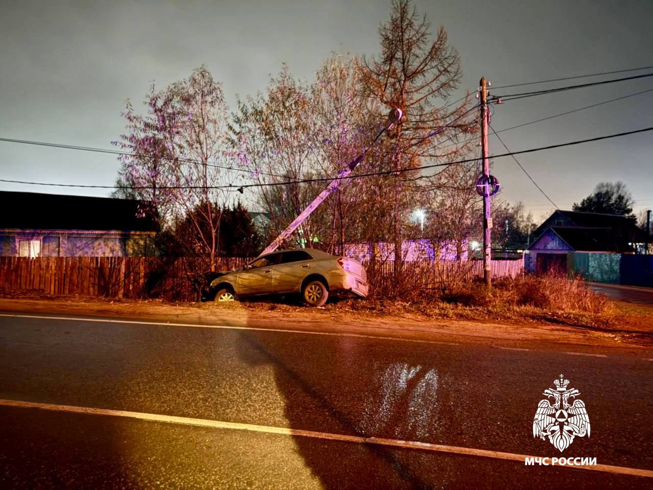 Под Тверью легковушка снесла столб линии электропередач 