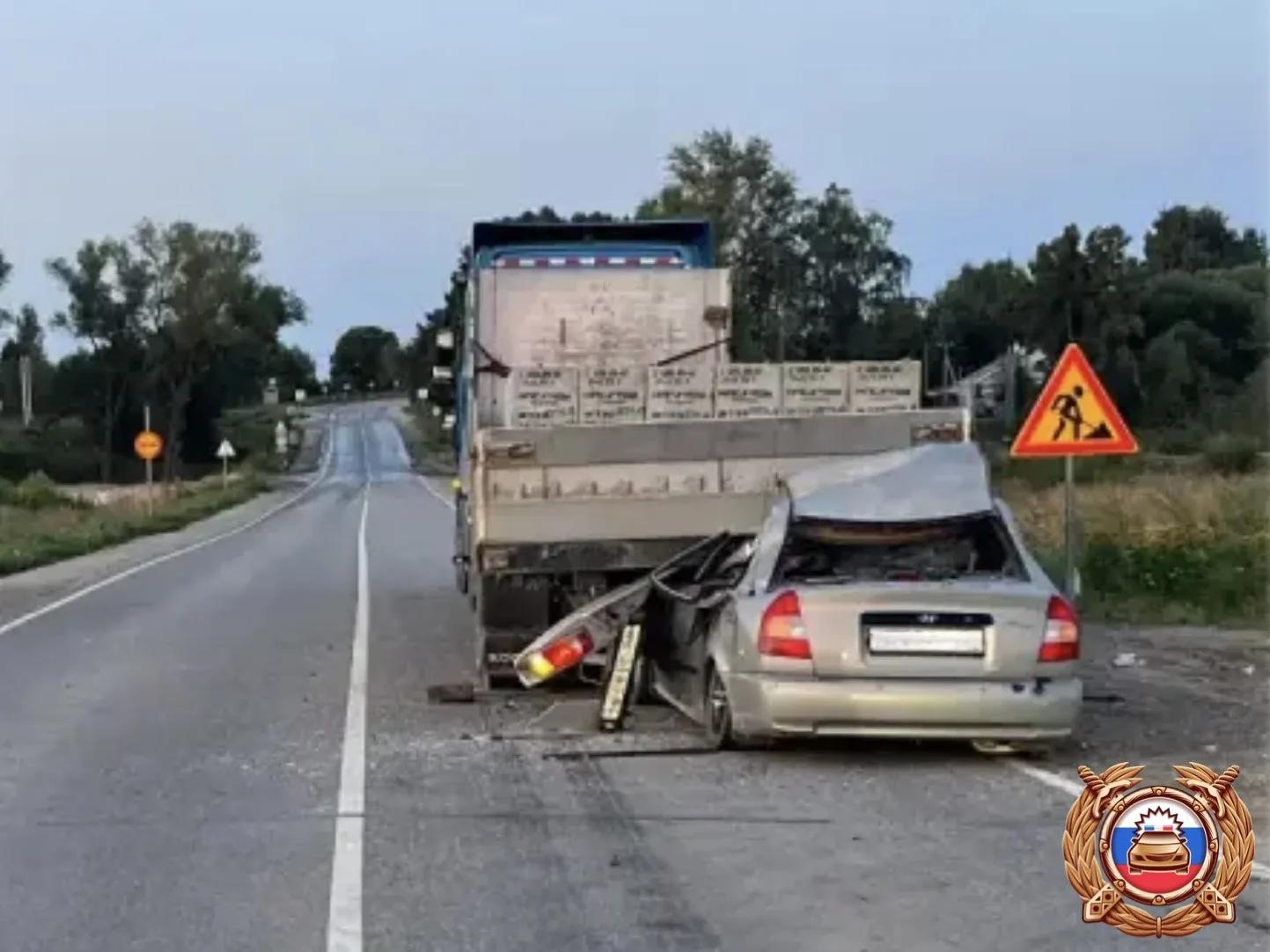 Под Тверью во влетевшей под грузовик легковушке погиб водитель Фото: ГАИ