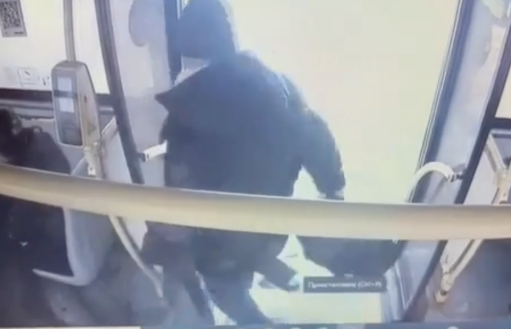 На жителя Твери завели дело за разбитую дверь в автобусе - новости Афанасий