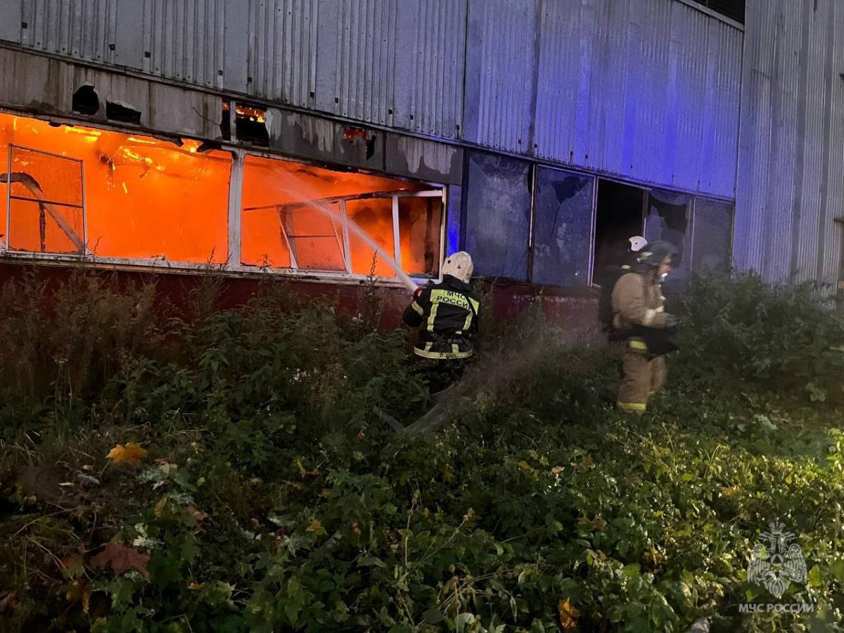 В Ржеве разгорелся пожар в производственном здании Фото: МЧС Тверской области