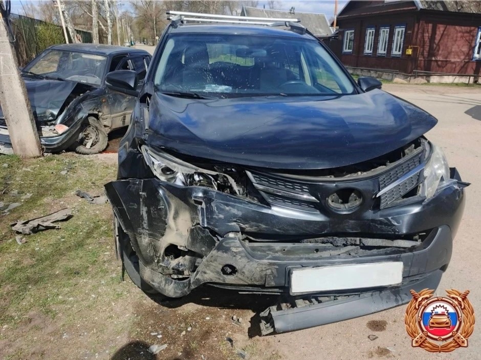 В Осташкове участником ДТП на перекрестке стал столб ЛЭП Фото: ГАИ