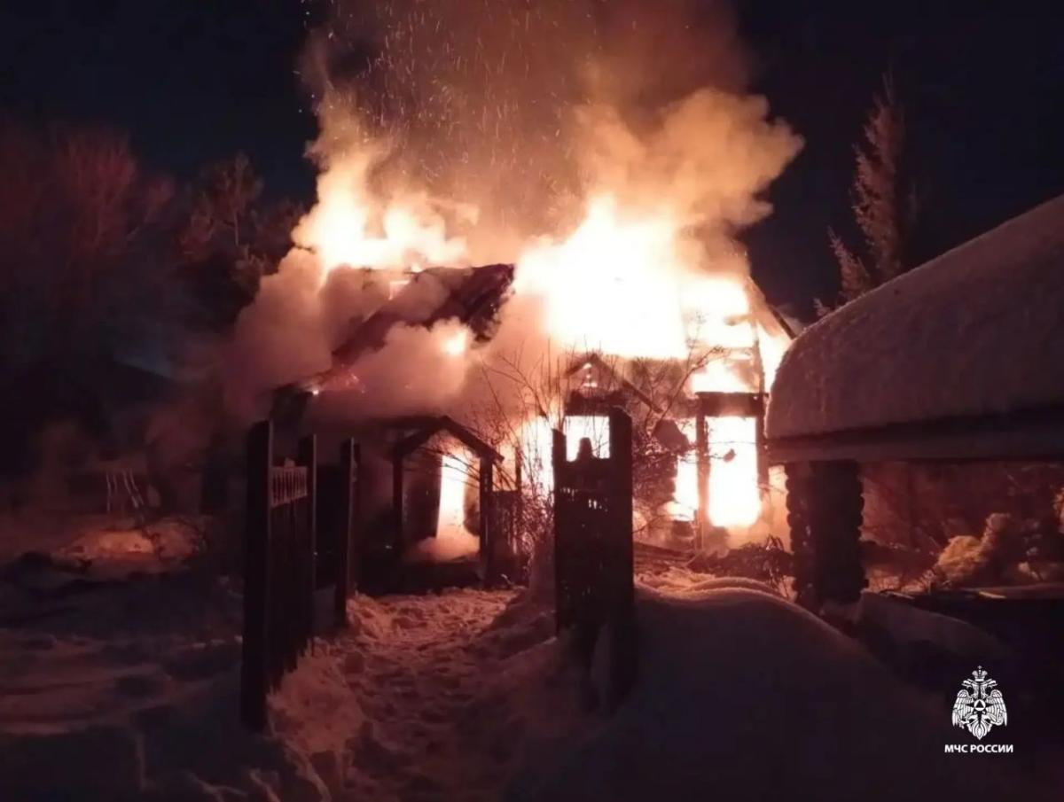 В Конаковском округе сгорел жилой дом Фото: МЧС 
Видео: соцмедиа