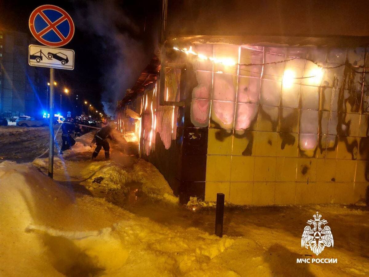 В Твери ночью на бульваре Ногина горел торговый павильон Фото: МЧС
