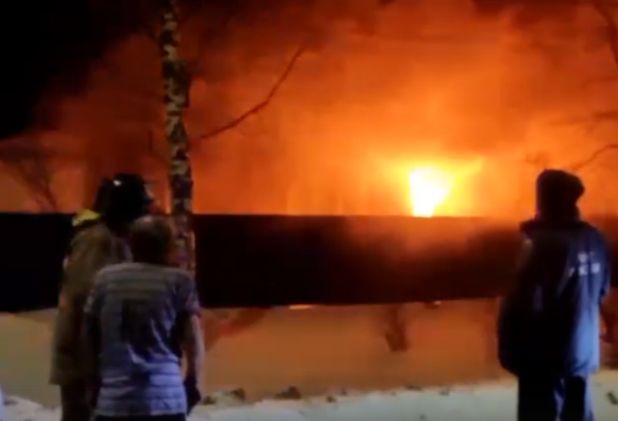 Под Тверью инспекторы ГИБДД спасли людей из огня 