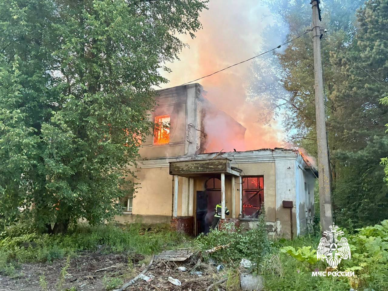 Во Ржеве горела заброшка на площади 72 кв м