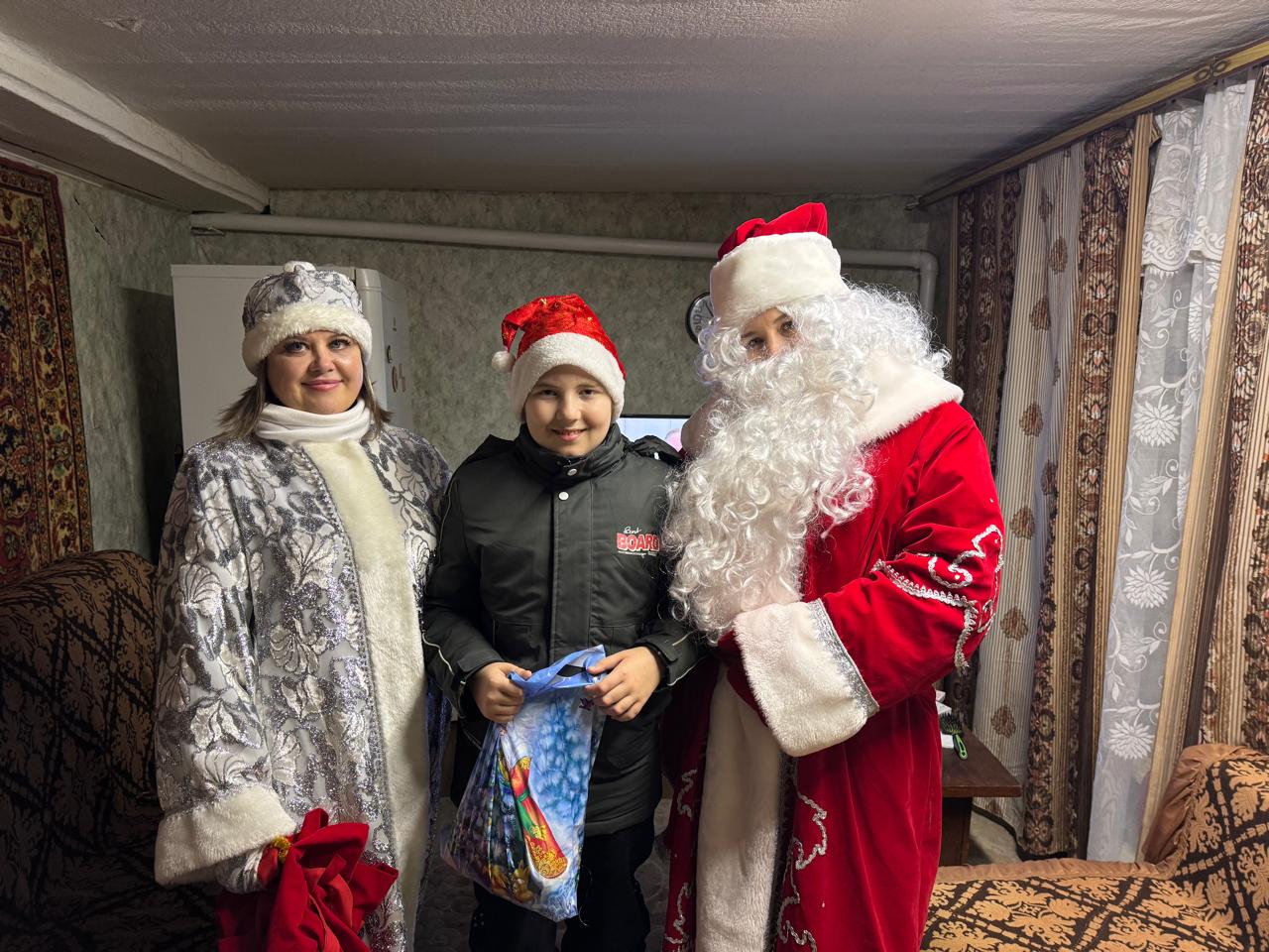 В Кашине «Полицейский Дед Мороз» посетил семьи, оказавшиеся в трудной жизненной ситуации Фото: пресс-служба УМВД России по Тверской области