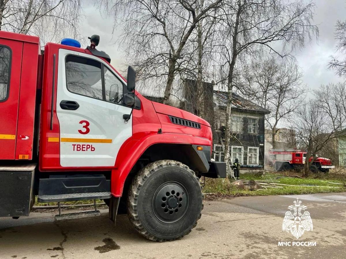 На улице Мичурина в Твери горит многоквартирный дом Фото: МЧС Тверской области