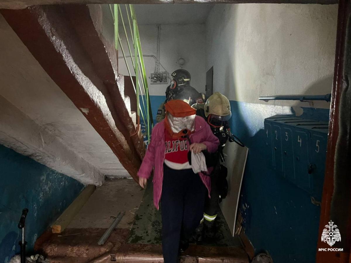 Пожарные эвакуировали жильцов многоквартирного дома в Торжке Фото: МЧС Тверской области