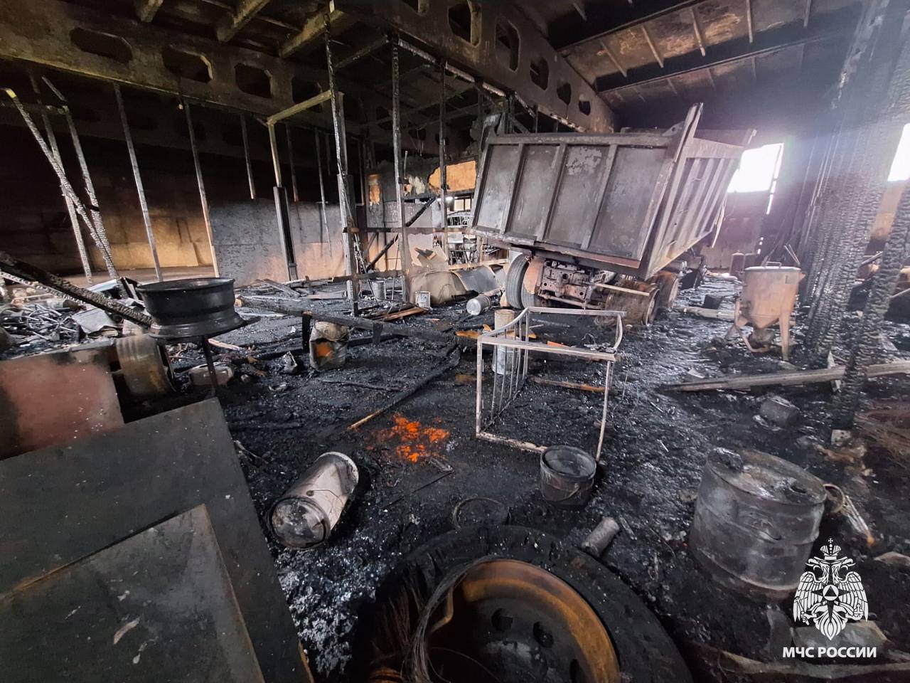 В Тверской области наказан виновник пожара в ангаре с машинами в Вышнем Волочке Фото, видео: ГУ МЧС России по  Тверской области