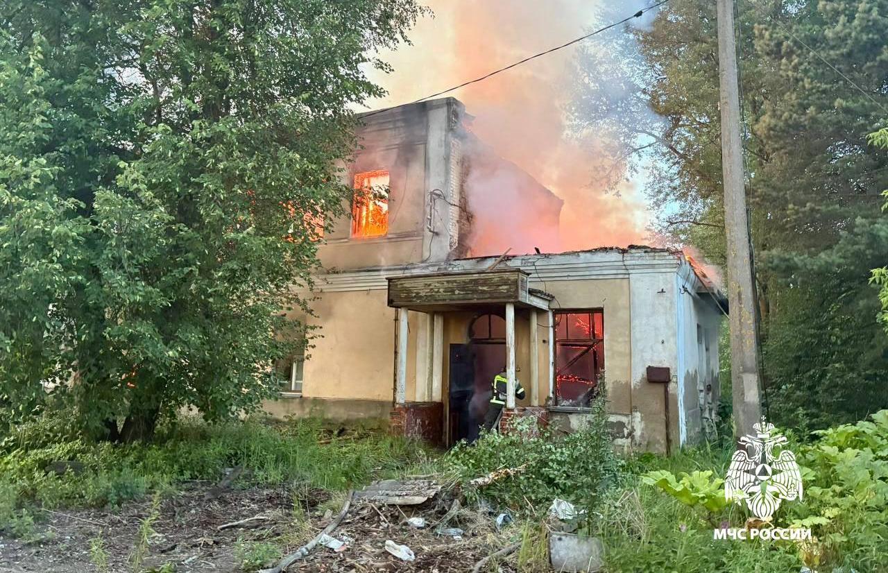 Во Ржеве горела заброшка на площади 72 кв м - новости Афанасий