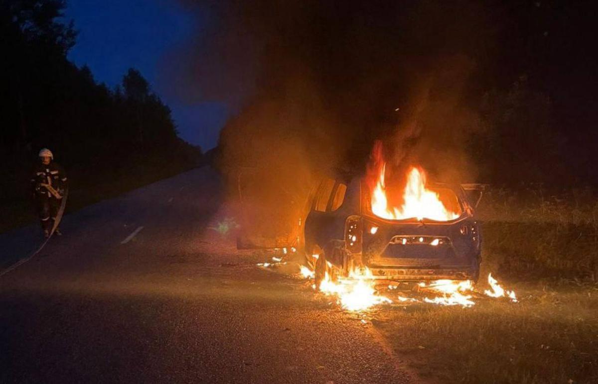 Под Тверью на дороге сгорел автомобиль