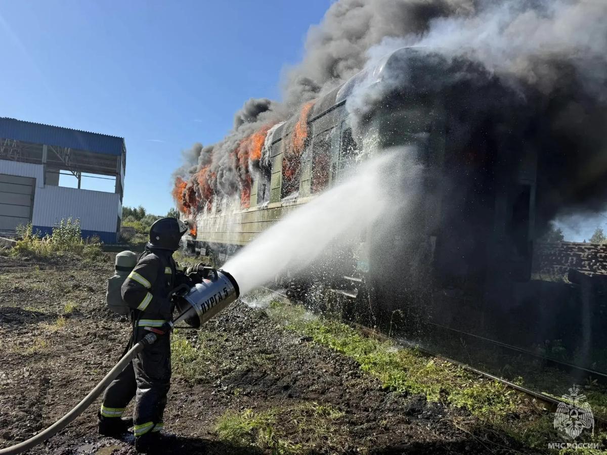 В Ржеве пожарные отработали тушение возгорания железнодорожного вагона Фото: МЧС Тверской области