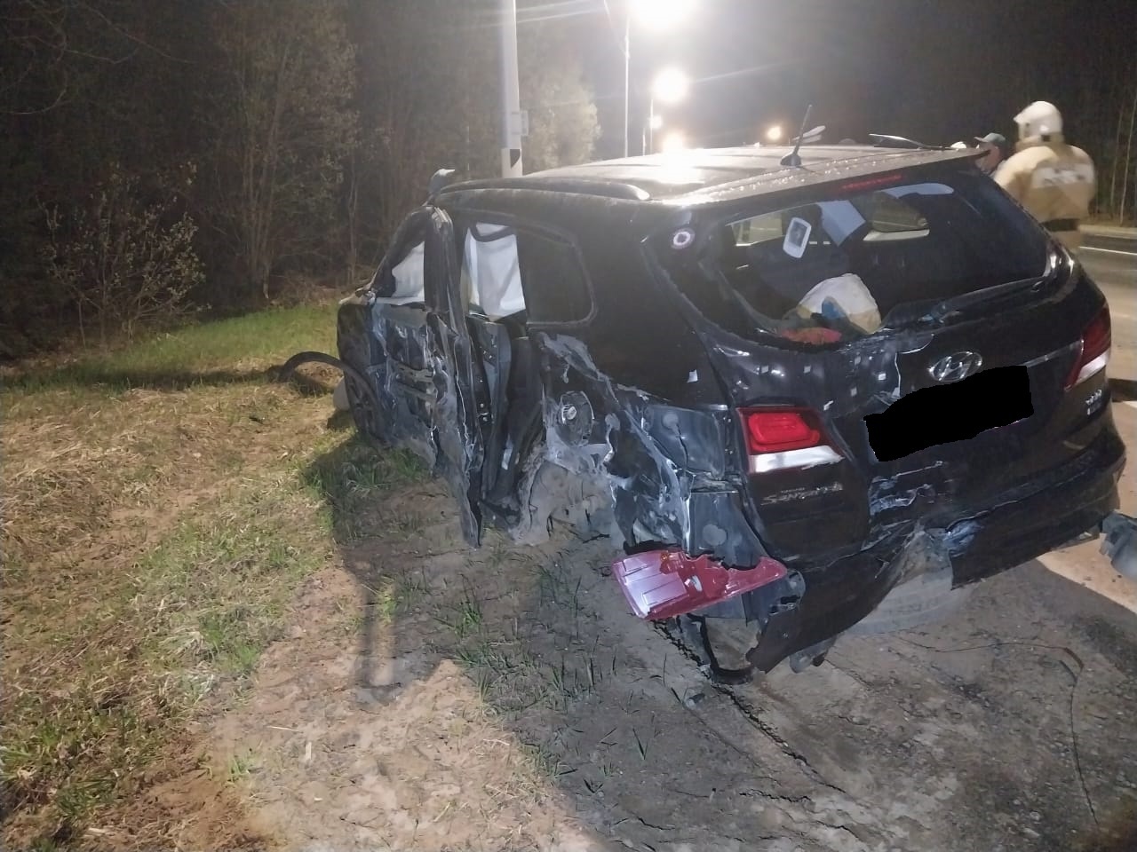На М9 в Тверской области заснувший за рулем водитель внедорожника таранил легковушку и въехал в остановку Фото: Госавтоинспекция Тверской области