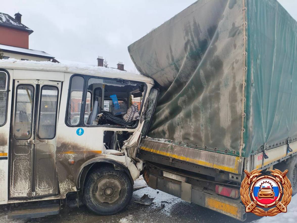 Девять человек пострадали в ДТП в поселке Элеватор в Твери Фото: ГАИ