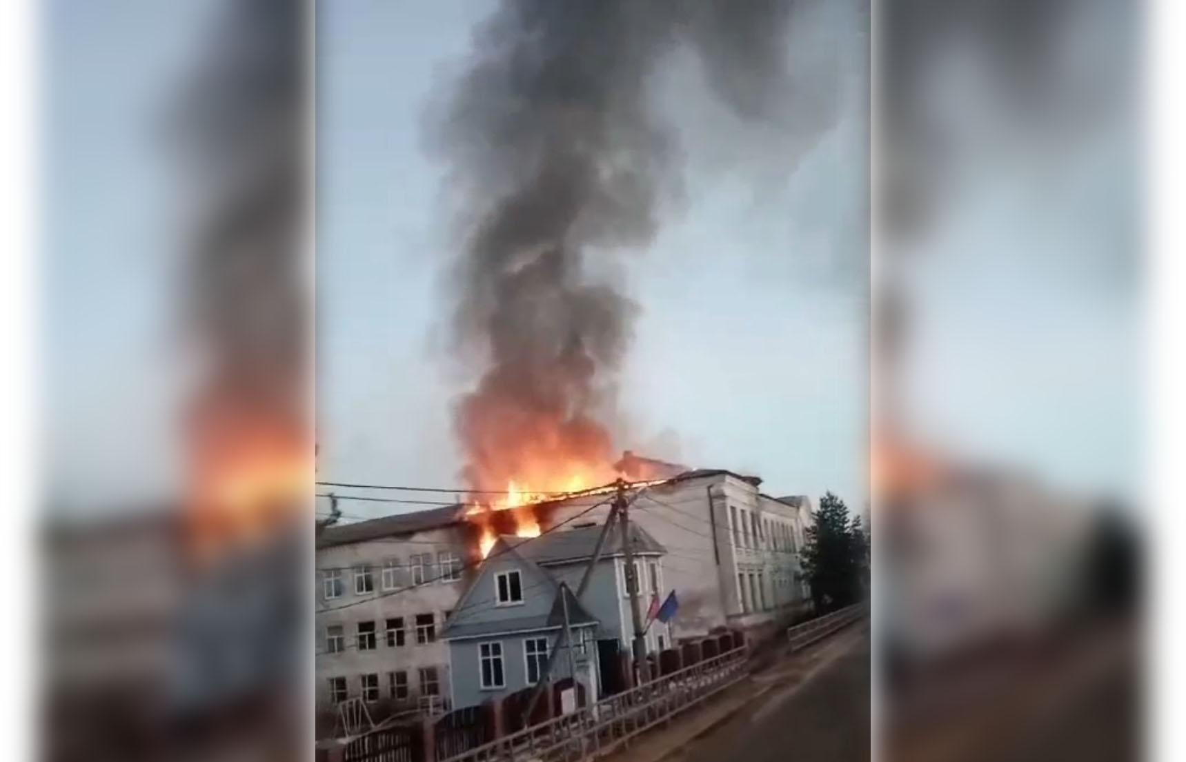 Пожарные потушили здание бывшей начальной школы в Белом Фото: читатель Afanasy.biz