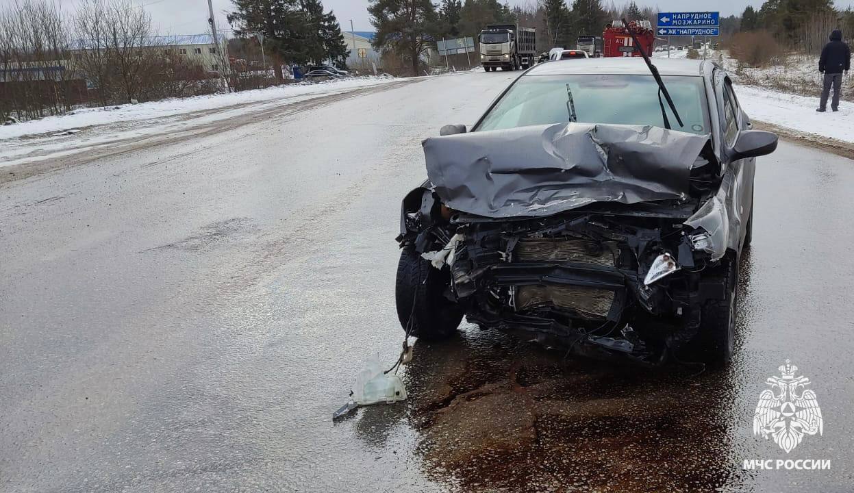 Под Тверью после ДТП спасатели деблокировали водителя из автомобиля Фото: ГУ МЧС России по Тверской области