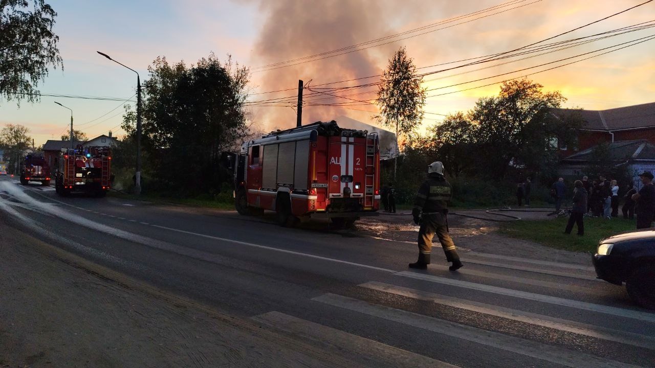 В Твери «за линией» сгорел заброшенный дом Фото: Игорь Стасюк
Видео: МЧС по Тверской области, Игорь Стасюк