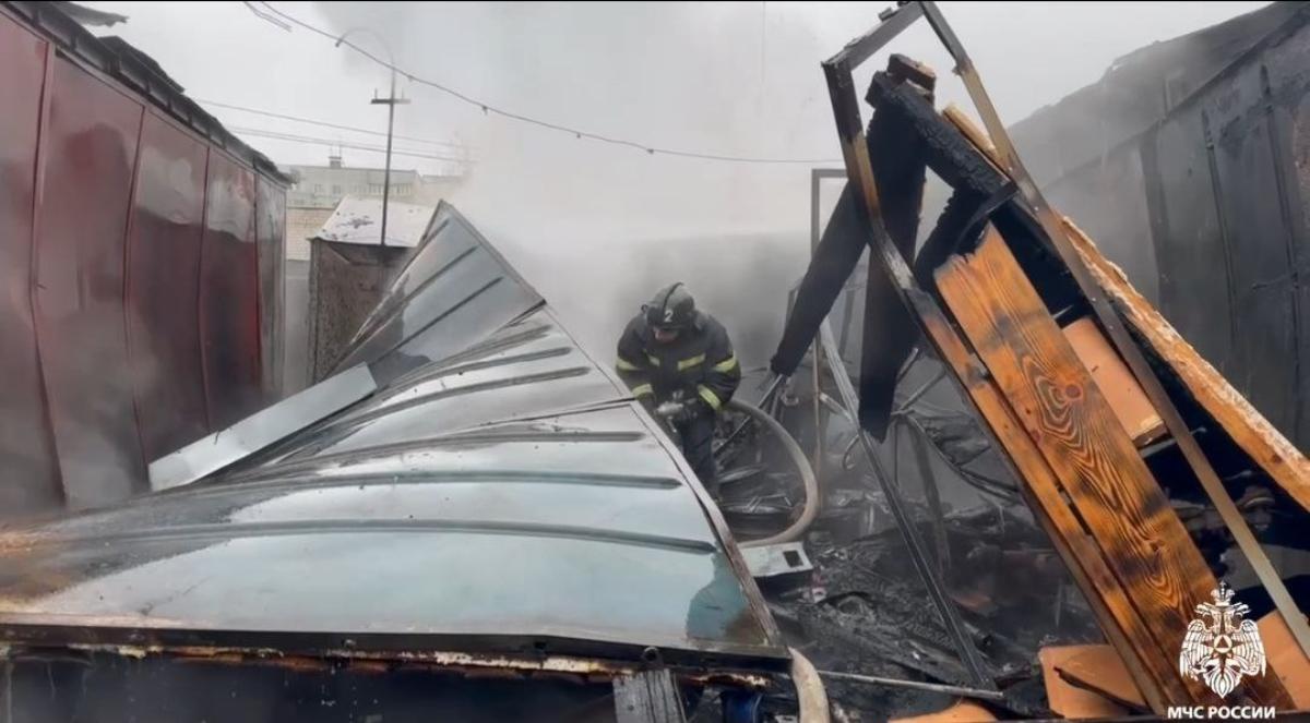 При пожаре на улице Марины Расковой в Твери пострадал человек Фото: МЧС