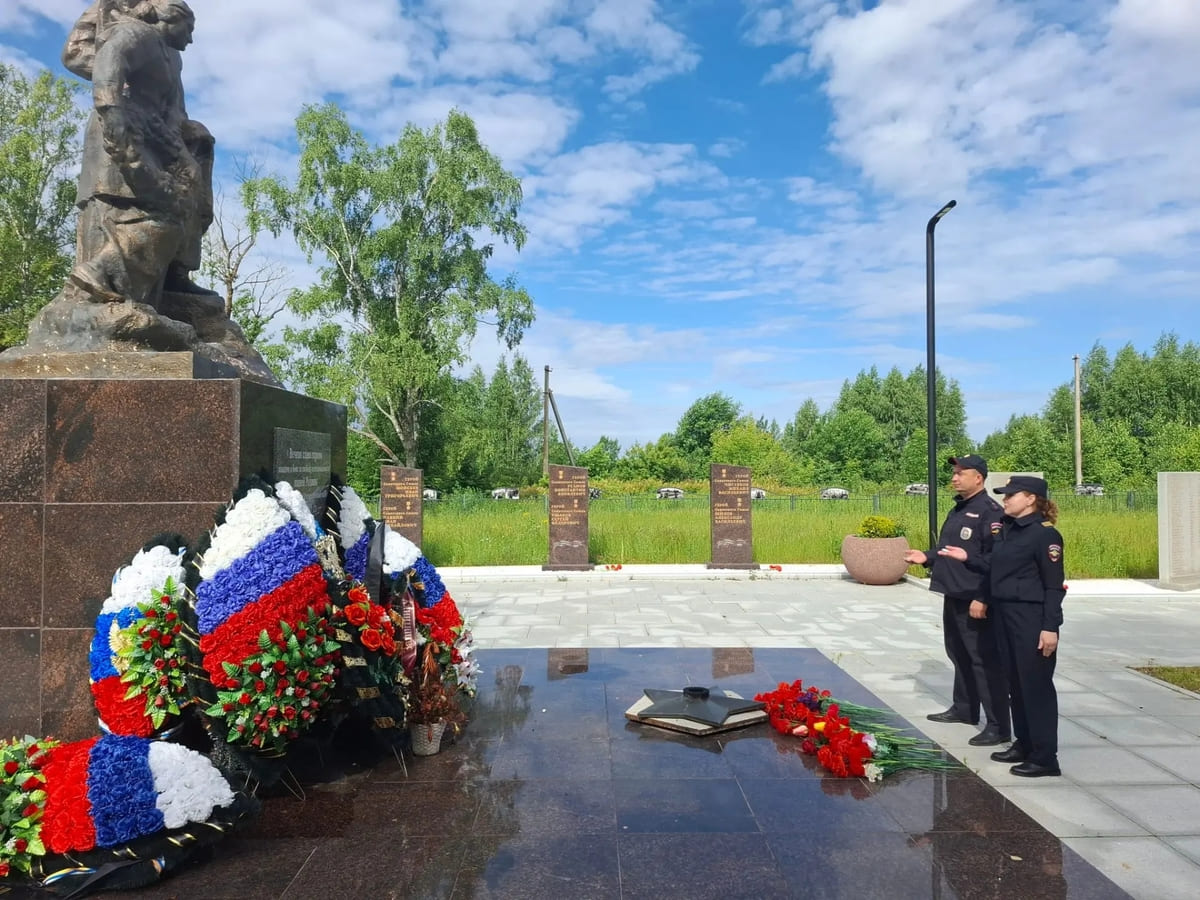 Транспортная полиция Вышнего Волочка зажгла свечи в честь героев войны Фото: транспортная полиция
