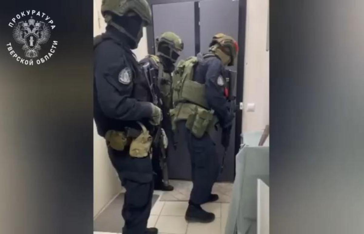 В Твери восемь торговцев палеными алкоголем и сигаретами заключены под стражу Видео: прокуратура