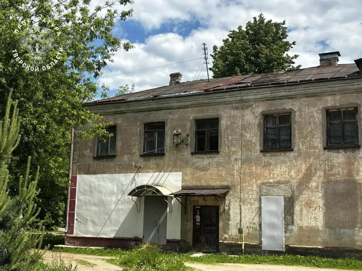 Ветер сорвал листы кровли многоквартирного дома в Ржеве Фото: прокуратура Тверской области