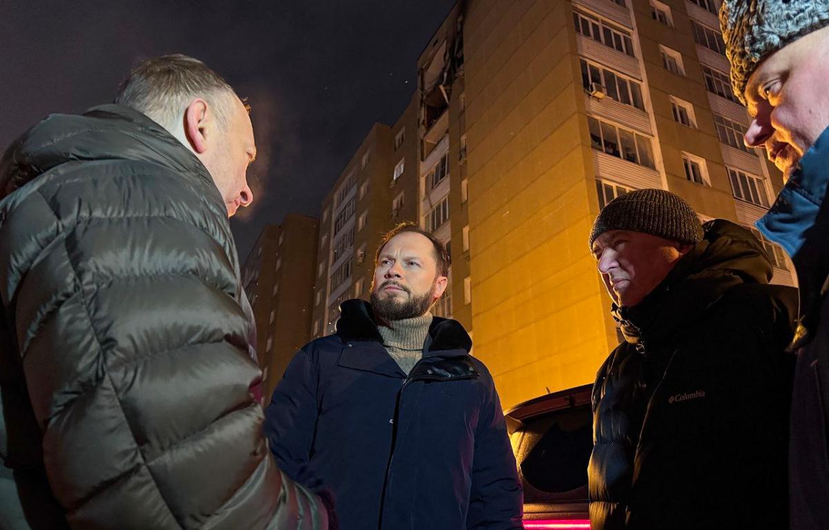 Врио губернатора Виталий Королев прибыл к дому в Твери, пострадавшему от БПЛА Фото предоставлено правительством Тверской области