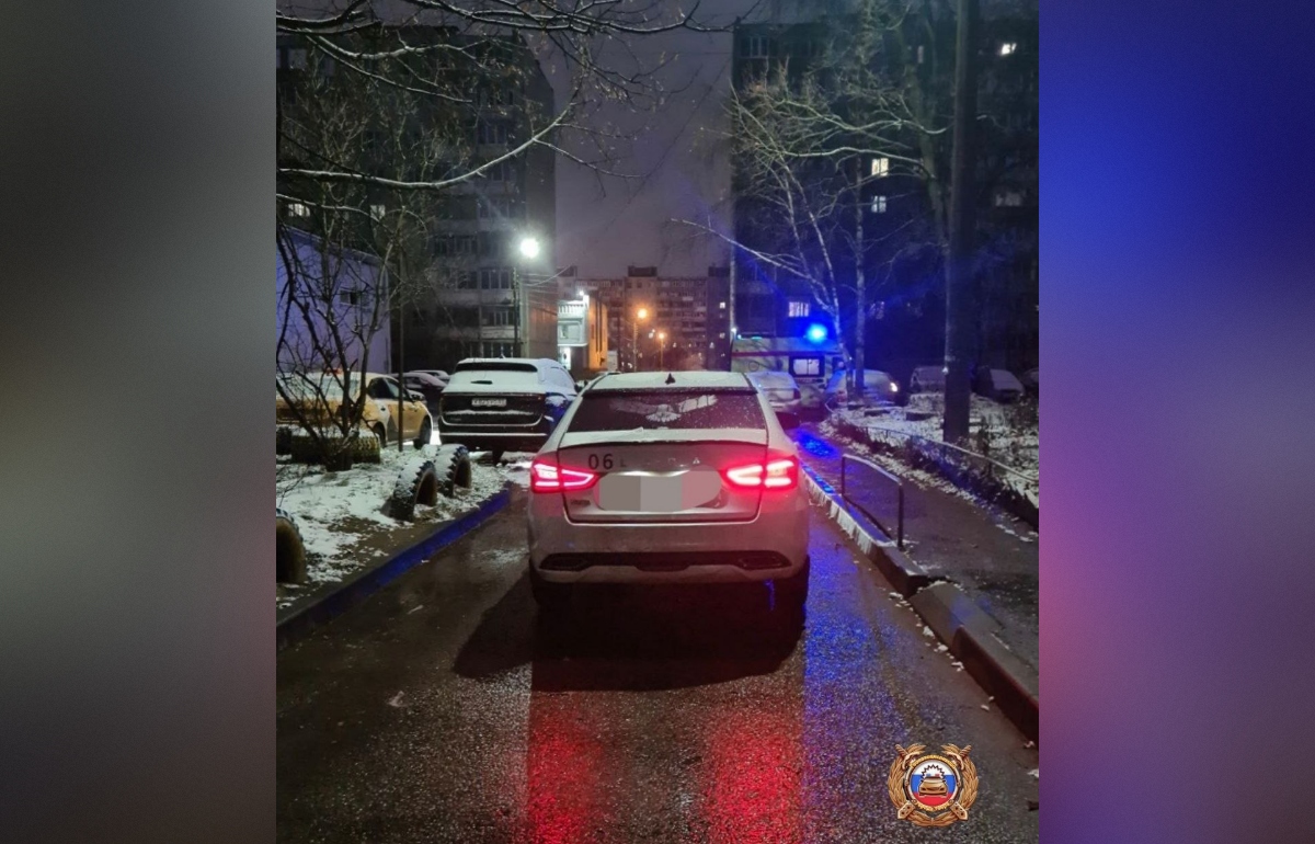 Водитель сбил трехлетнего ребенка во дворе дома в Твери  Фото: ГАИ