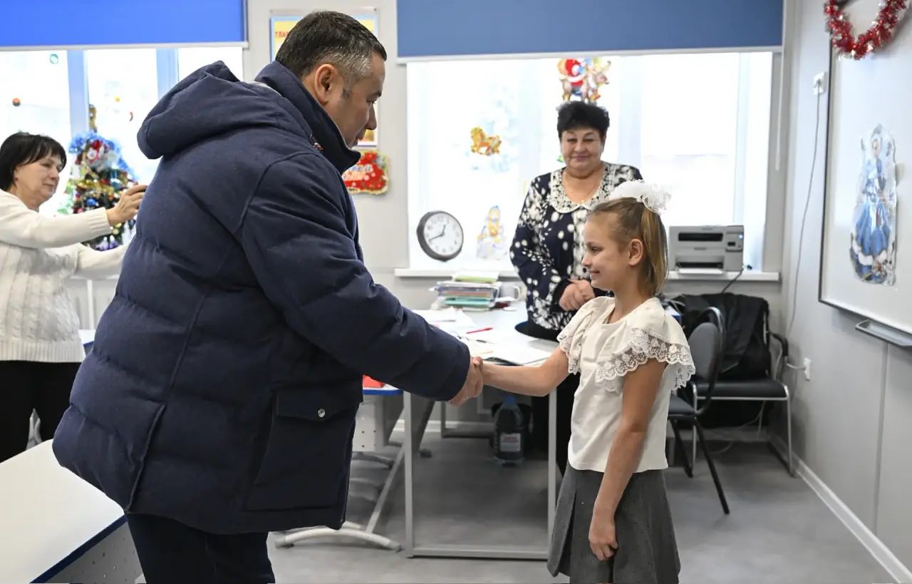Игорь Руденя вручил подарки двум ученикам в Тверской области 