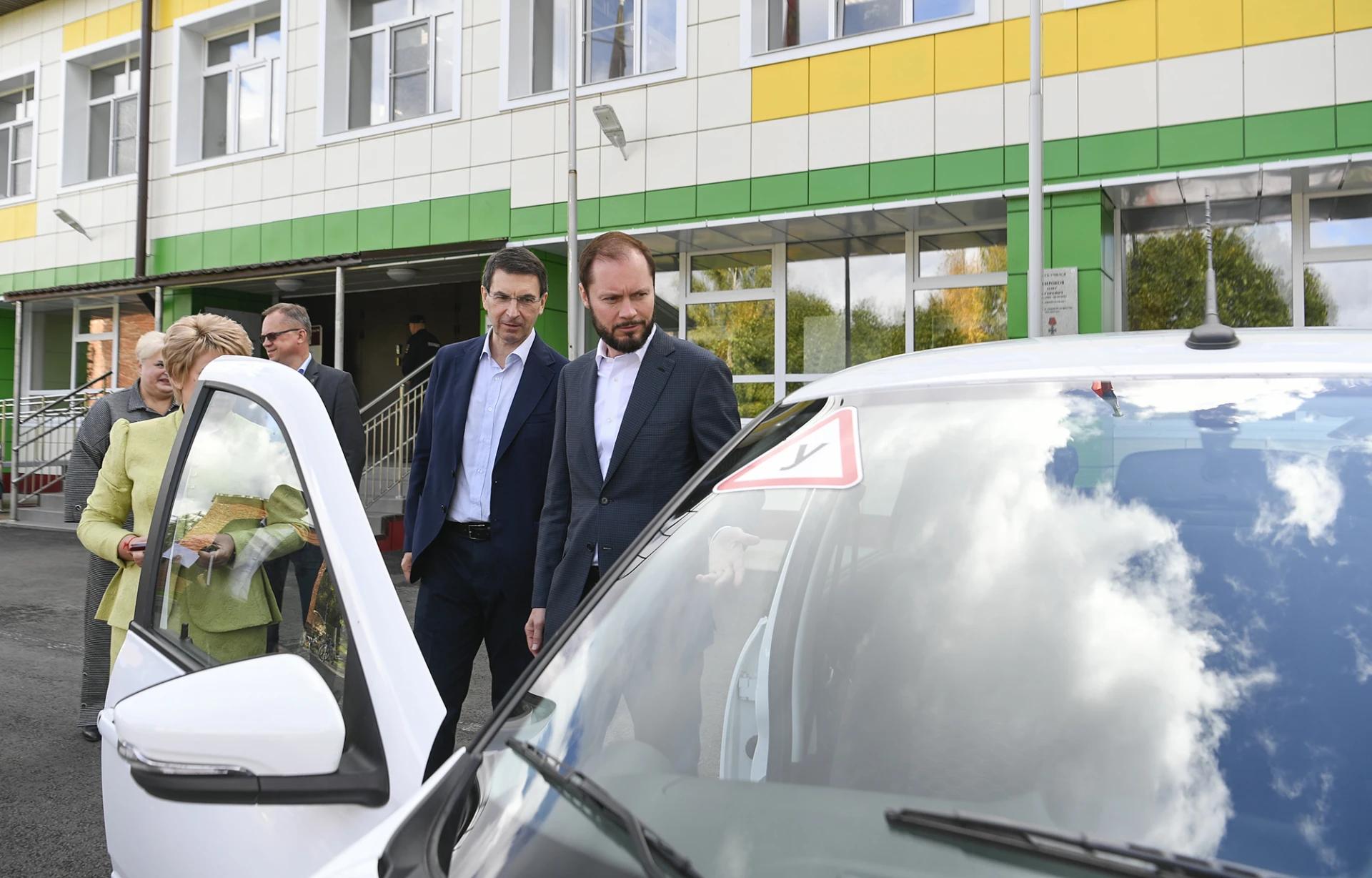 Виталий Королев передал школе в Западной Двине автомобиль для обучения школьников вождению 