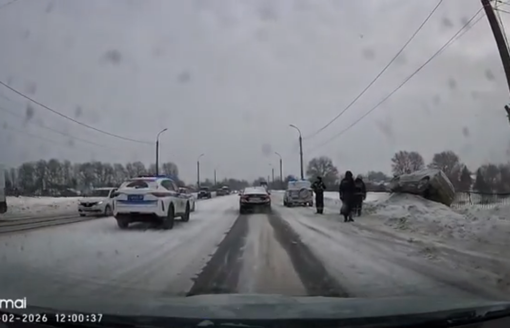 Автомобиль чуть не опрокинулся с моста в Твери  - новости Афанасий