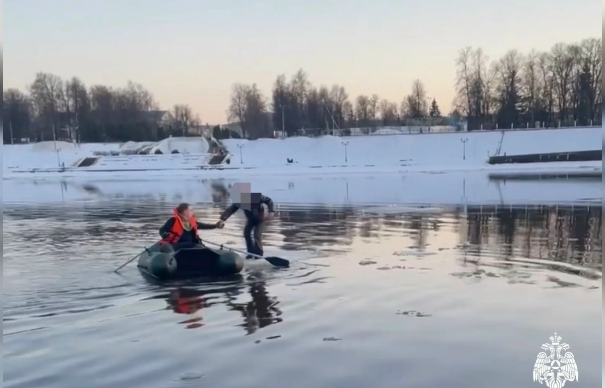 В центре Твери на Волге спасатели сняли ребенка с льдины Фото, видео: МЧС Тверской области