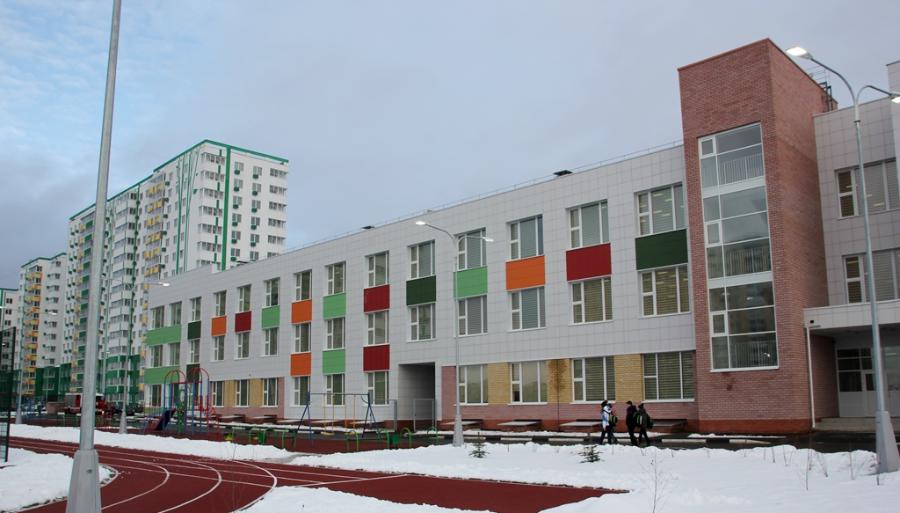 Вход по отпечатку пальца, электронная запись в столовую и два бассейна: в Твери начинает работу школа в «Брусилово» 