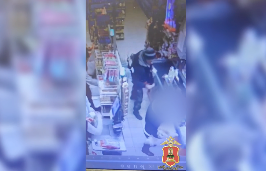 Житель Торжка попал в полицию, не решившись вернуть выпавшие в магазине деньги Видео: УМВД Тверской области