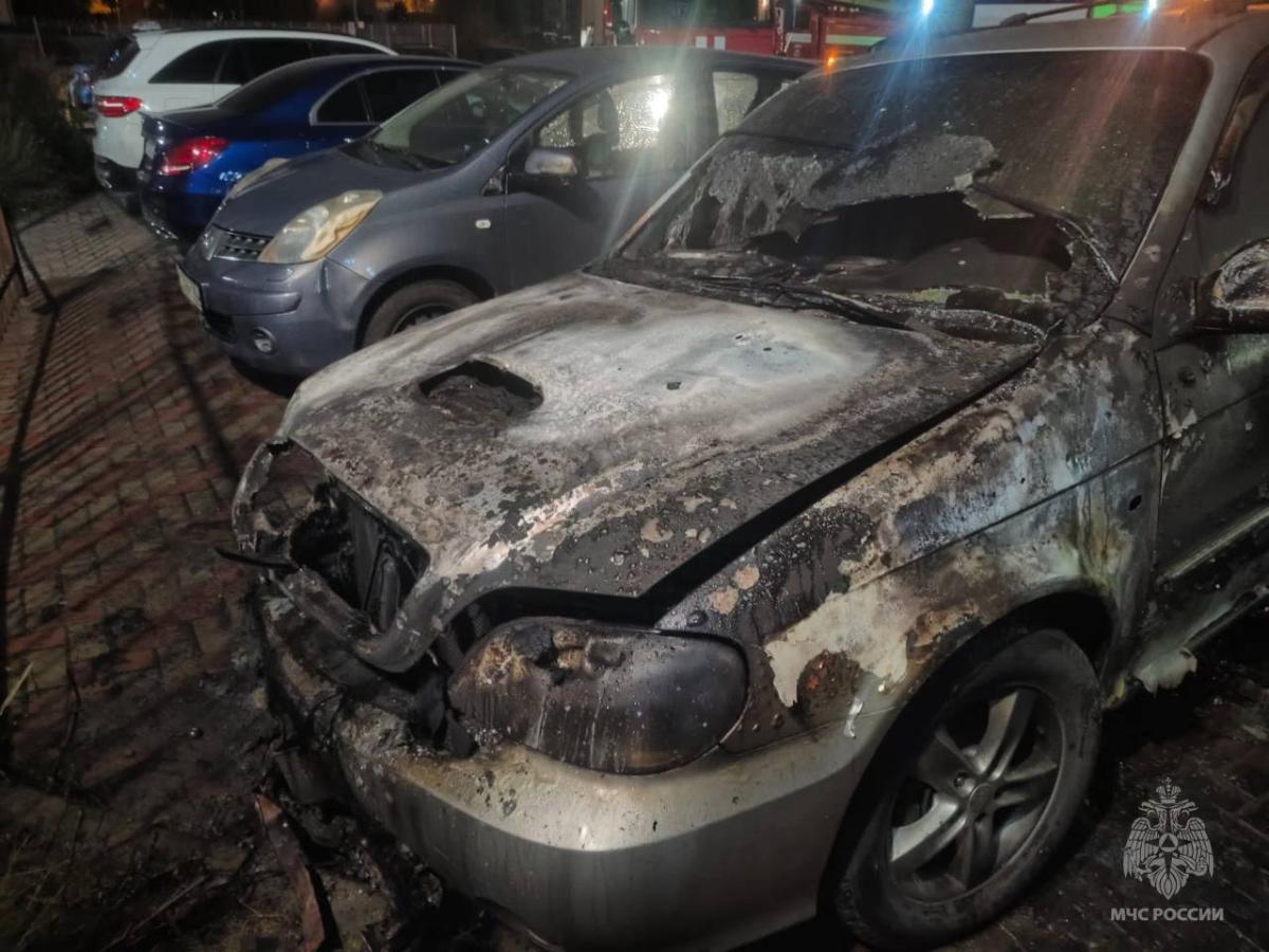 Ночью на Склизкова в Твери загорелся автомобиль Фото: МЧС Тверской области