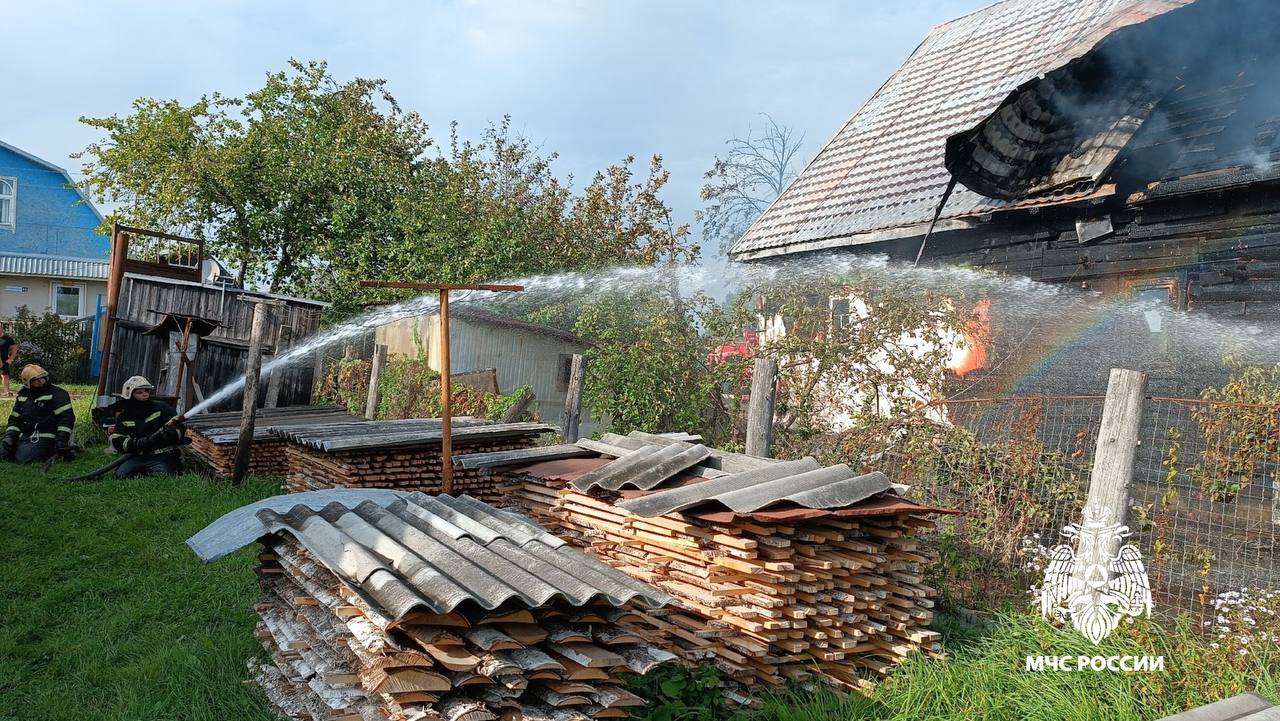 В Торжке горел частный дом Фото: ГУ МЧС России по Тверской области
Видео: Торжок. Новости и происшествия, МЧС