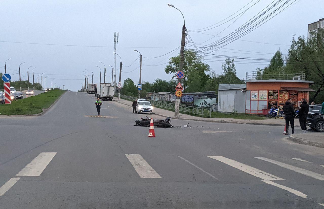 В Твери на улице Зинаиды Коноплянниковой столкнулись мотоцикл и легковушка - новости Афанасий