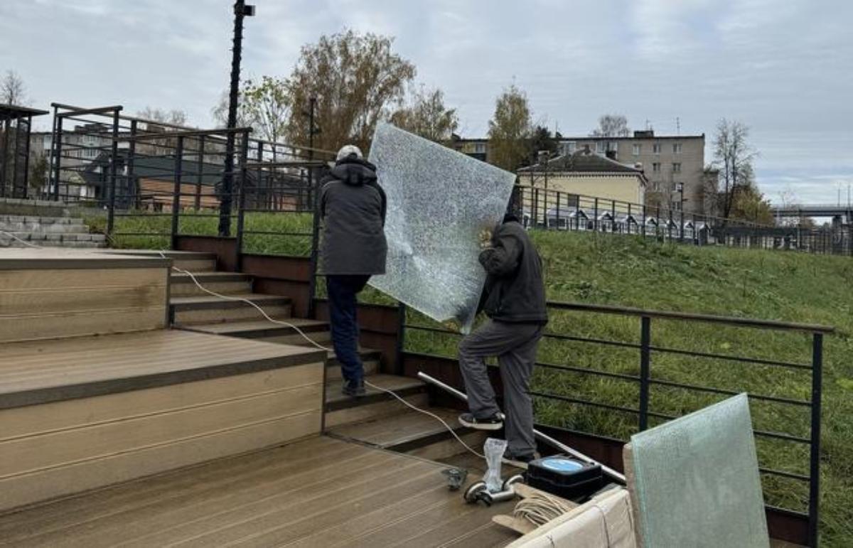 Во Ржеве продолжают разбивать стекла на смотровой площадке - новости Афанасий