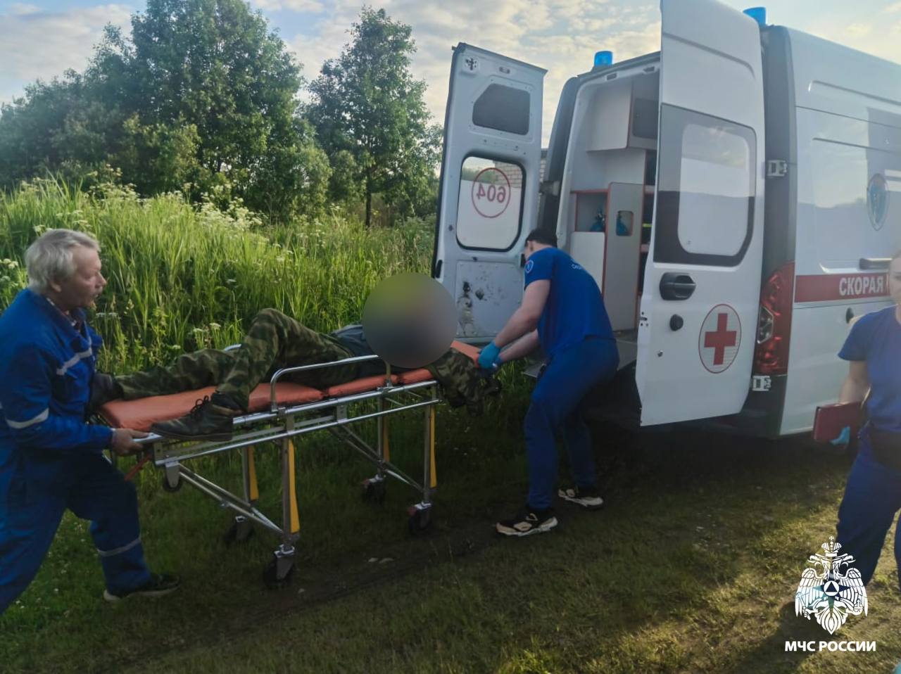 Под Бологое спасателям пришлось вытаскивать мужчину из погреба