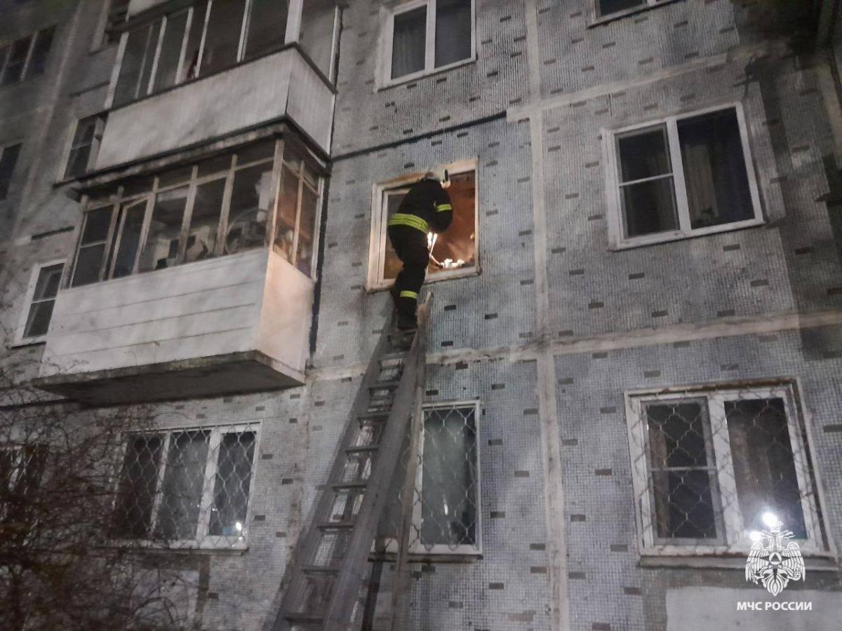 Пожарные эвакуировали 30 жильцов дома на Петербургском шоссе в Твери Фото: МЧС Тверской области