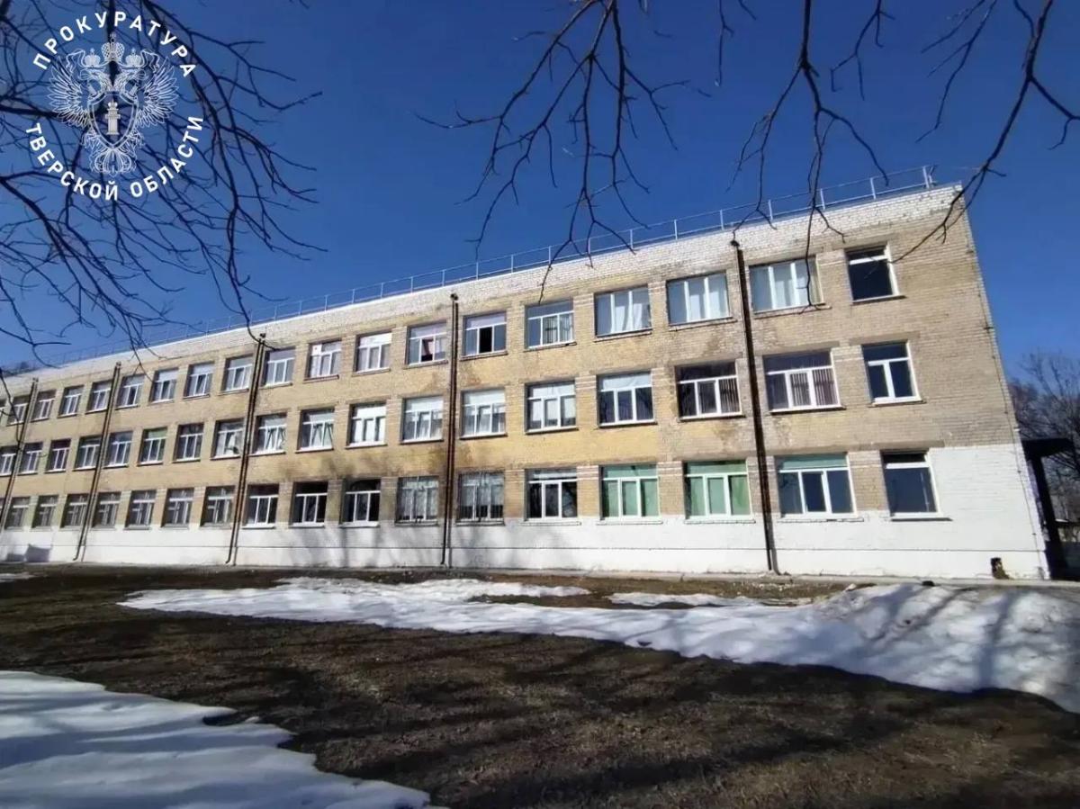 После ремонта крыша в Бурашевской школе опять протекает Фото: прокуратура