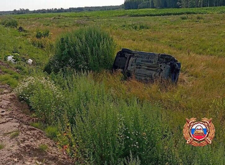 Под Кашином водитель пострадал в вылетевшем с дороги авто