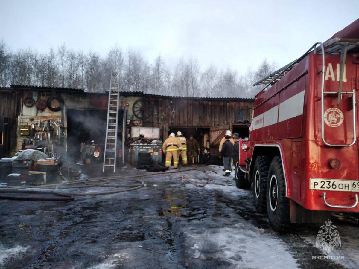 Из-за компрессора загорелся гараж в Западнодвинском округе Фото: МЧС