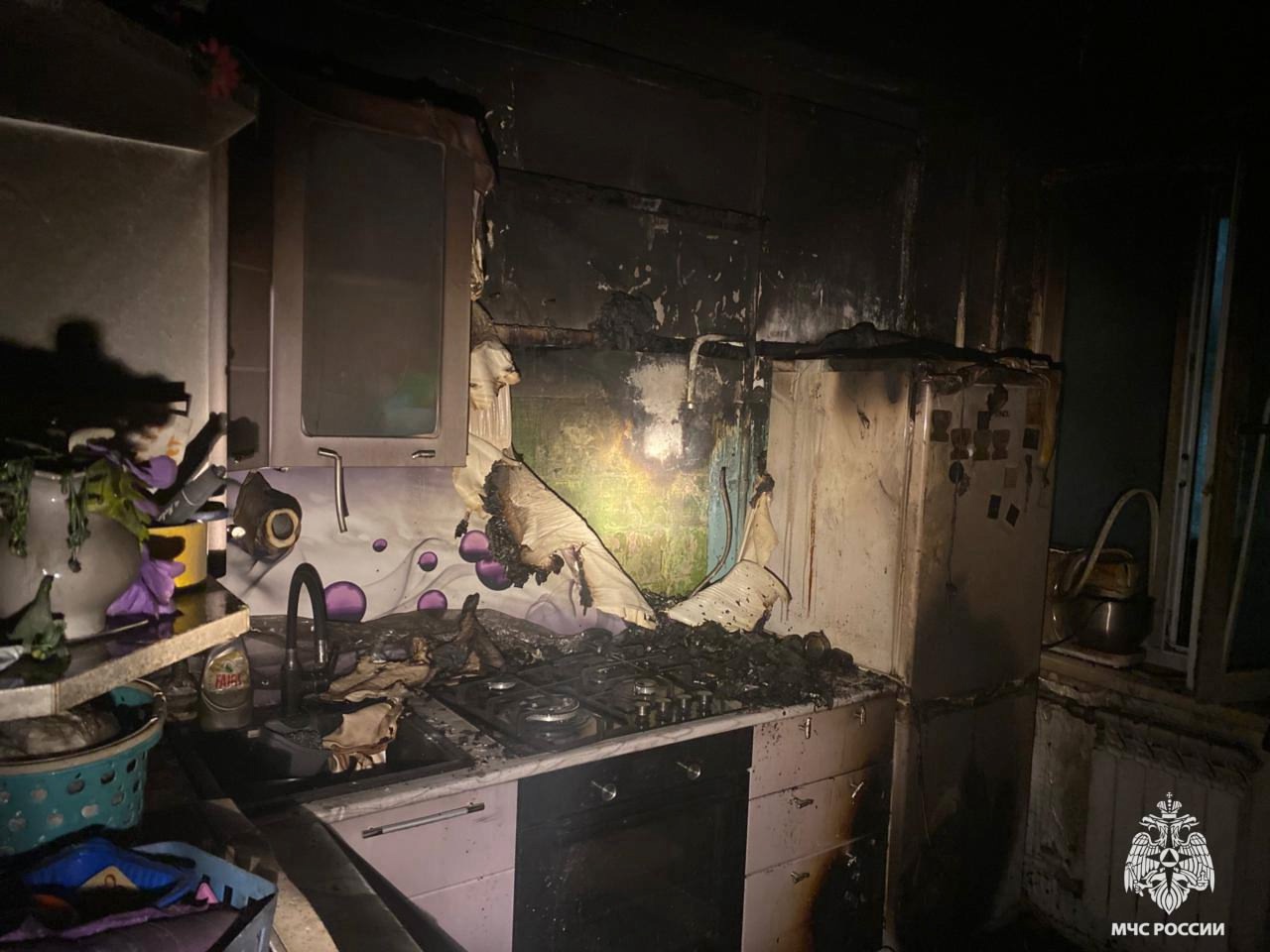 Трех человек спасли на пожаре в многоквартирном доме в Торжке Фото: МЧС по Тверской области