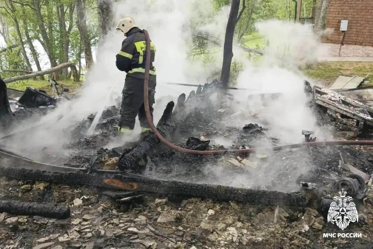Пожар уничтожил хозпостройку в Осташковском округе Фото, видео: МЧС