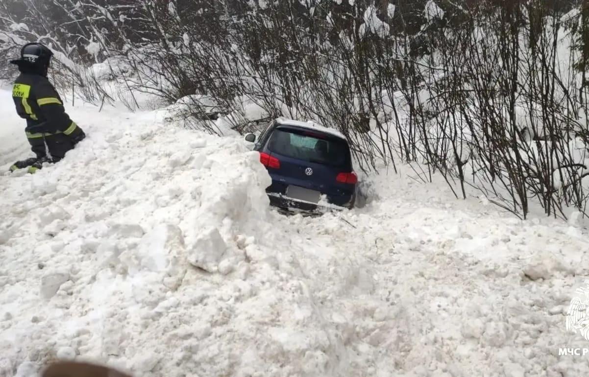 Ржевские спасатели пришли на помощь водителю и откопали машину Фото, видео: МЧС