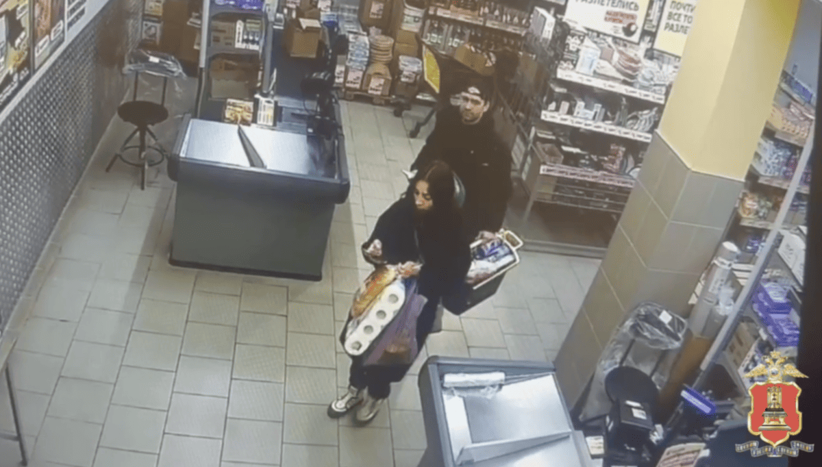 Пара, укравшая товары из магазина на улице Шишкова в Твери, попала на видео Фото, видео: УМВД Тверской области